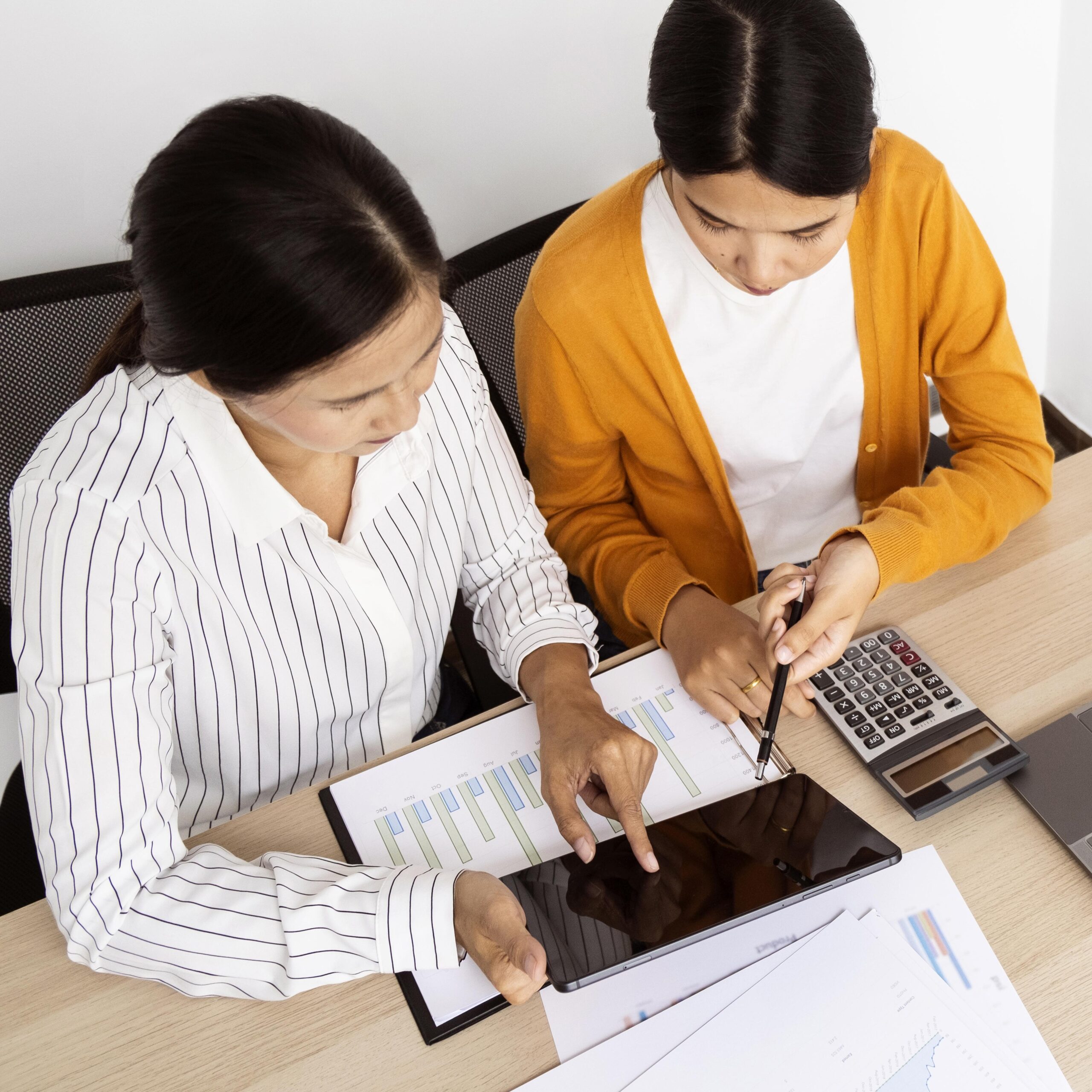 Preparadora de impuestos de Titan Tax atendiendo a una clienta en espanol
